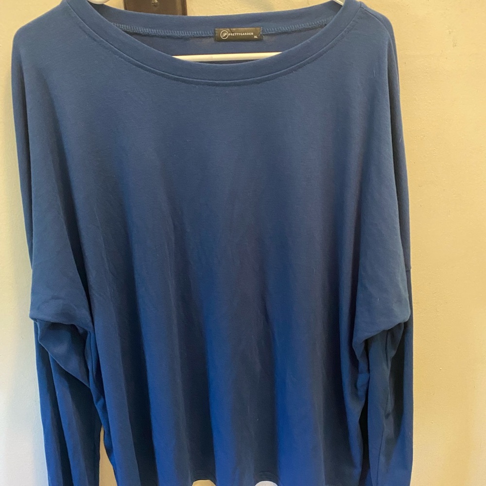Women long sleeve top. Size XL by Pretty Gardens.